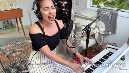 '투게더 앳 홈'에서 '스마일'을 열창하는 레이디 가가.  [글로벌시티즌 유튜브 캡처]